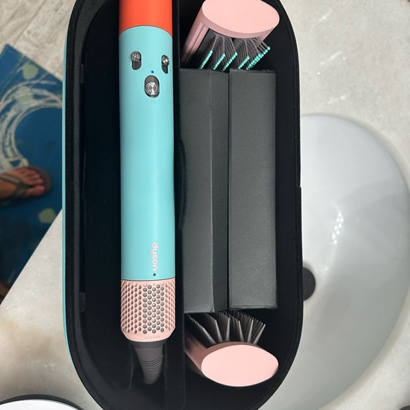 SOLD!!! Dyson airwrap - limited edition- color pop - like new - Picture 10 of 12